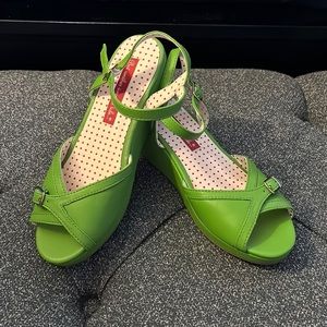 NWOB GREEN platform Sandals
